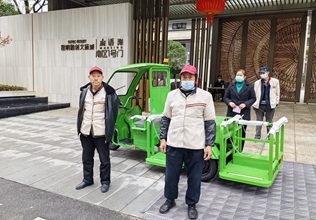 寶來潔國標(biāo)240L垃圾桶四桶清運車 轉(zhuǎn)運車交機(jī)昆明融創(chuàng)文旅城保潔