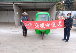 海埂訓(xùn)練基地交付6桶垃圾桶駁運(yùn)車清運(yùn)車轉(zhuǎn)運(yùn)車-云南寶來(lái)潔清潔設(shè)備
